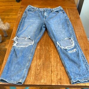- American Eagle MOM JEANS